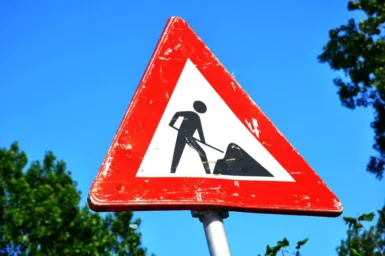 Un panneau de signalisation annonçant des travaux