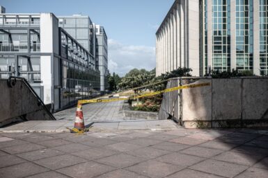 escaliers extérieurs avec conception d'alerte précoce et ruban de mise en garde