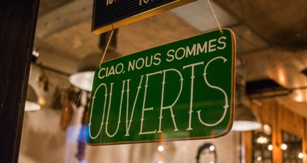 Ciao, Nous Sommes Ouverts signage